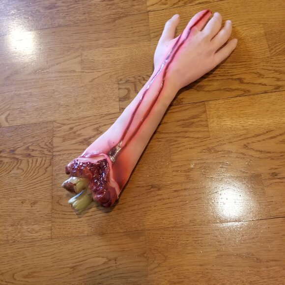 Halloween - fake severed arm - Picture 5 of 5